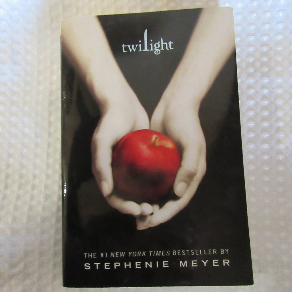Paperback Book Twilight   The #1 New York Times Best Seller by Stephenie Meyer